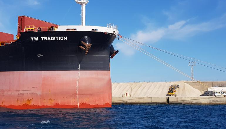 Buque atracado en el muelle comercial 3