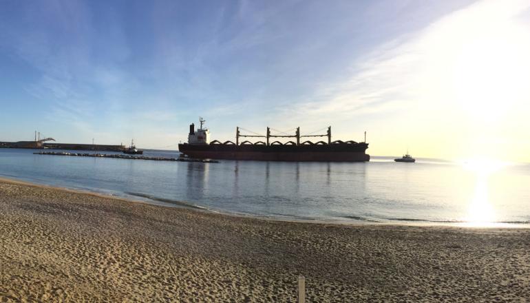 Entrada de un granelero ciando al muelle comercial 3
