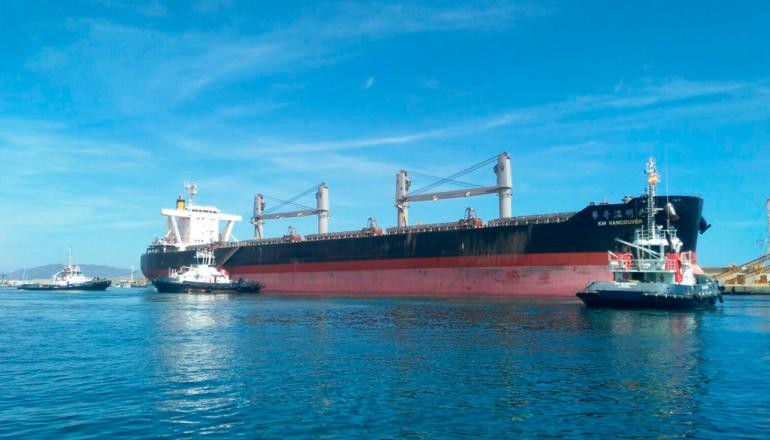 Maniobra de atraque al muelle comercial 3