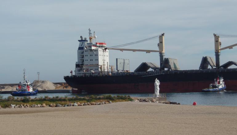 Maniobra entrada de un granelero e imagen Virgen del Carmen