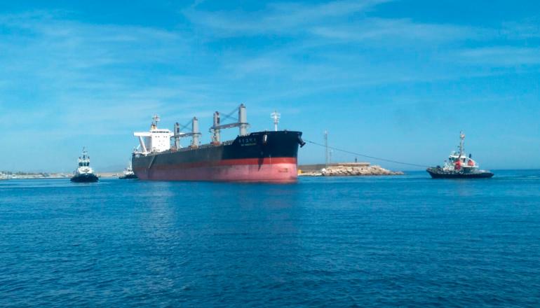 Maniobra de reviro y entrada ciando de un granelero