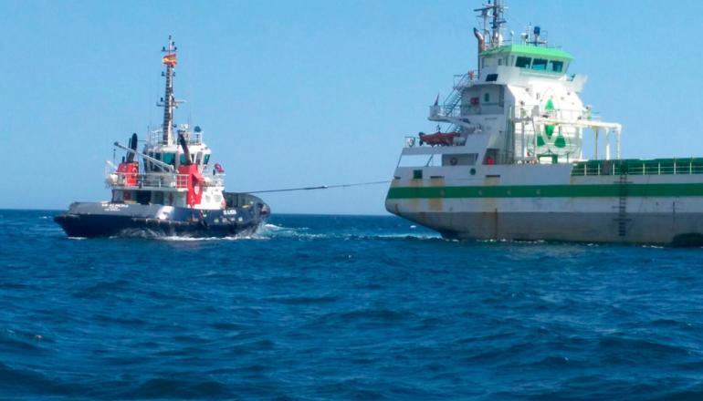 Remolcador ayudando a revirar